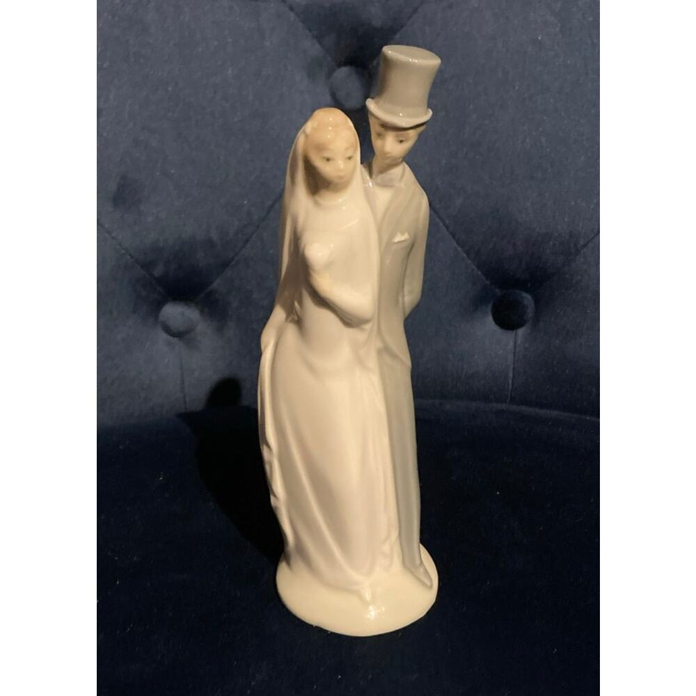 Nao Lladro 6" Bride & Groom Porcelain Figurine. Excellent.  No Box